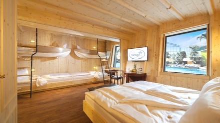 In der Kapitänskabine dürfen sich bis zu sechs große und kleine Hotelgäste wie auf einer waschechten Schiffsreise fühlen. In der Kapitänskabine dürfen sich bis zu sechs große und kleine Hotelgäste wie auf einer waschechten Schiffsreise fühlen.