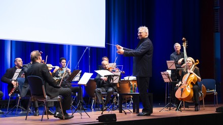 Orchester auf Bühne Orchester auf Bühne