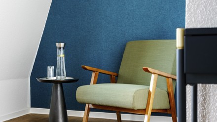 Eine Sitzgelegenheit im Zimmer Eine Sitzgelegenheit im Zimmer