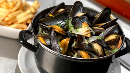 Miesmuscheln mit Pommes Miesmuscheln mit Pommes