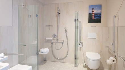schönes Badezimmer mit Dusche schönes Badezimmer mit Dusche