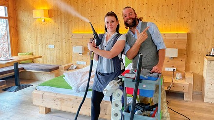 Personen haben Spaß beim Zimmerreinigen Personen haben Spaß beim Zimmerreinigen