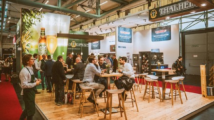 Gemütliches Beisammensein am Bierstand Gemütliches Beisammensein am Bierstand