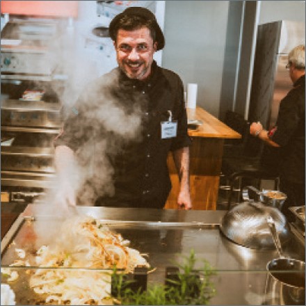 Showküche Koch kocht am Stand Showküche Koch kocht am Stand