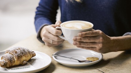 Cappuccino und Croissant Cappuccino und Croissant