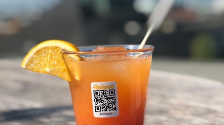 Drink mit einer Orange Drink mit einer Orange