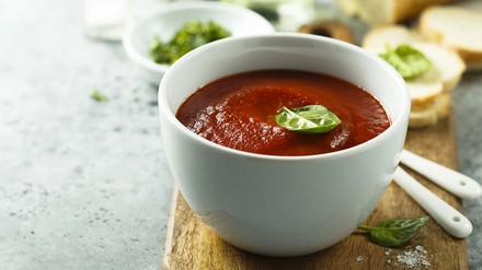 Tomatensuppe Simpel, aber schick serviert zählen Suppen zu den Dauerbrennern. Tomatensuppe Simpel, aber schick serviert zählen Suppen zu den Dauerbrennern.