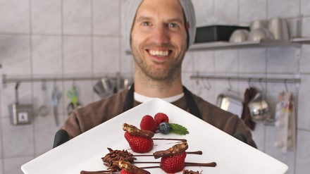 Dessert mit Heuschrecken und Erdbeeren Dessert mit Heuschrecken und Erdbeeren