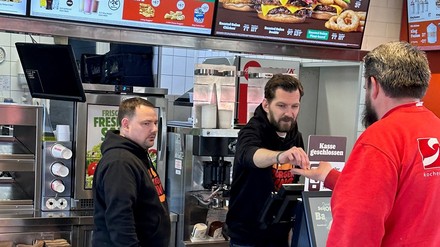 Markus Suchert beim Burger King Markus Suchert beim Burger King