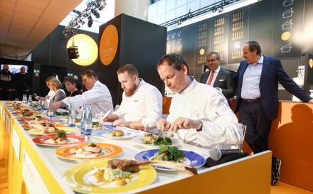 Eine Jury testet die Speisekreationen junger Köche