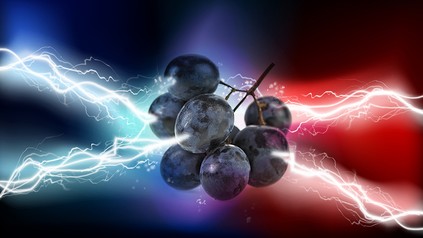 Blitze, die aus Weintrauben schießen