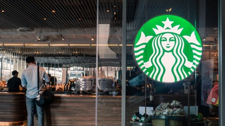 Unterm Strich verdiente Starbucks im dritten Geschäftsquartal gut 20 Prozent weniger als im entsprechenden Vorjahreszeitraum. Dennoch übertraf der Gewinn die Erwartungen der Wall Street. (Foto: © wachiwit/stock.adobe.com)
Starbucks FIliale