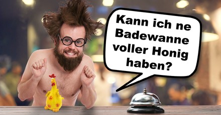 Unbekleideter Mann am Küchenpass