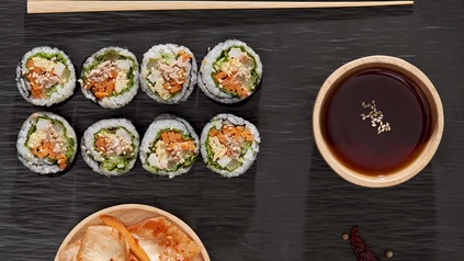 Gimbap angerichtet mit Suppe