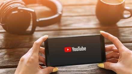 Ein Handy mit einem Youtub Symbol