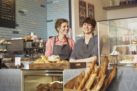 Zwei Bäckerinnen in einer Bäckerei