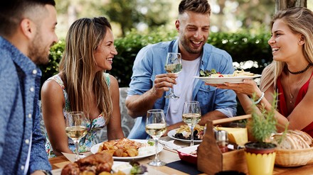Gäste speisen im Freien