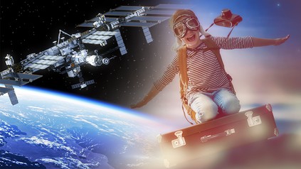 Die Raumstation ISS und ein fliegendes Kind mit Touristenkoffer