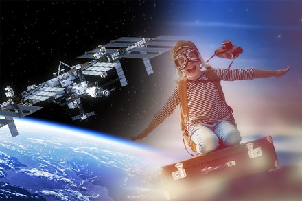 Die Raumstation ISS und ein fliegendes Kind mit Touristenkoffer