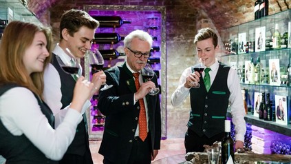 Gastgewerbeschüler bei einer Weinprobe