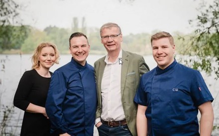 Service-Chefin Patricia Liebscher, Betreiber Tim Raue, Eigentümer Günther Jauch und Chefkoch Christopher Wecker