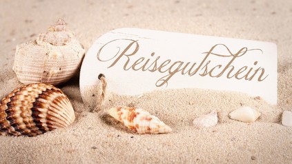 Ein Reisegutschein am Strand
