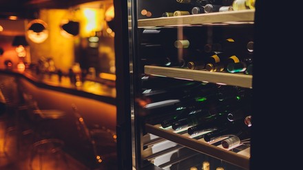 Ein Weinschrank mit gekühlten Weinen