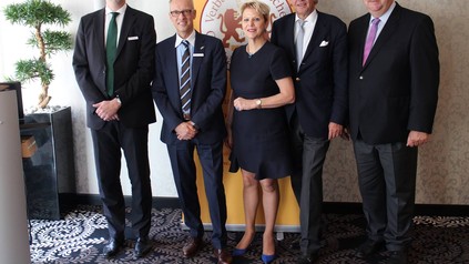 ie im Amt bestätigte Präsidentin des Verbandes Deutscher Großbäckereien Prof. Dr. Ulrike Detmers, ihre beiden Vizepräsidenten Alexander Heberer (2.v.l.) und Hans-Jochen Holthausen (2.v.r.) sowie die beiden Geschäftsführer Armin Juncker (r.) und Alexander Meyer-Kretschmer (l.).