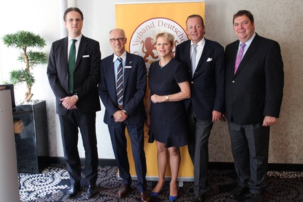 ie im Amt bestätigte Präsidentin des Verbandes Deutscher Großbäckereien Prof. Dr. Ulrike Detmers, ihre beiden Vizepräsidenten Alexander Heberer (2.v.l.) und Hans-Jochen Holthausen (2.v.r.) sowie die beiden Geschäftsführer Armin Juncker (r.) und Alexander Meyer-Kretschmer (l.).