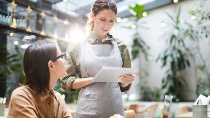 Bedienung nimmt eine Bestellung auf