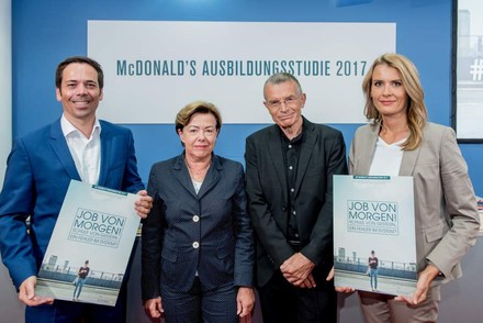 Philipp Wachholz (Unternehmenssprecher), Prof. Dr. Renate Köcher (Institut für Demoskopie Allensbach), Prof. Dr. Klaus Hurrelmann (Hertie School of Governance), Gabriele Fanta (Vorstand Personal) v.l.n.r.