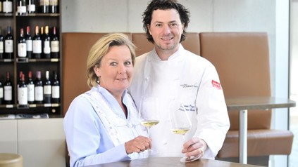 Lisl Wagner-Bacher und Thomas Dorfer mit Weingläsern