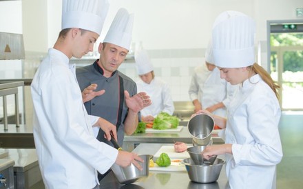 Koch gibt Lehrlingen Tipps