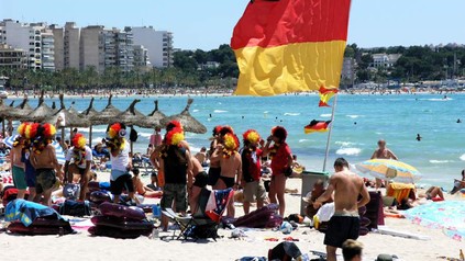 Deutsche Touristen während der Fußball-WM 2006 auf Mallorca. (Foto: © Jürgen Fälchle/fotolia)