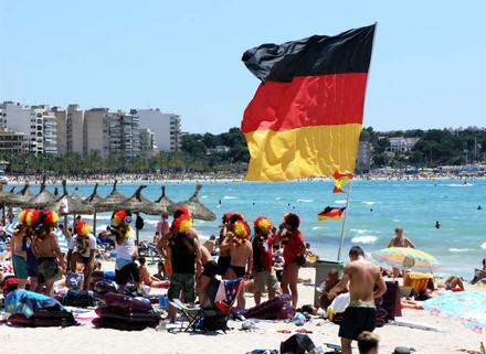 Deutsche Touristen während der Fußball-WM 2006 auf Mallorca. (Foto: © Jürgen Fälchle/fotolia)