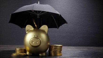 Ein Sparschwein mit Rettungsschirm