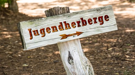 Wegweiser zu einer Jugendherberge