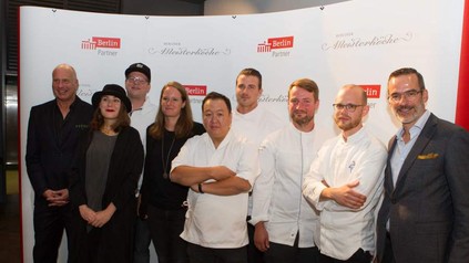v. l. n. r. „Berliner Meisterköche 2017“ mit dem Jury-Vorsitzenden Dr. Stefan Elfenbein (li.) und Dr. Stefan Franzke, Geschäftsführer Berlin Partner (re.) (Foto: © Berlin Partner | Peter-Paul Weiler)