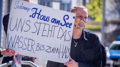 Demonstrant an 23.04.2020 in Schwerin, Protestaktion gegen Zwangsschließung in der Hotellrie und Gastronomie aufgrund von Corona