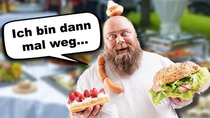 Koch mit diversen Speisen