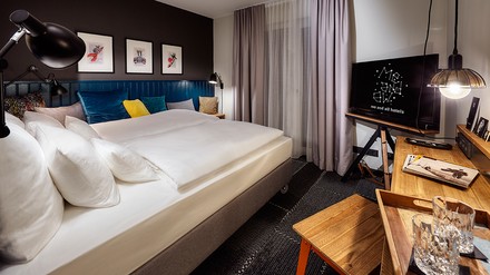 Blick in ein Hotelzimmer des me and all hotels in Mainz