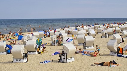 Gut besuchter Strand mit Strandkörben