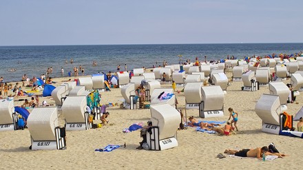 Gut besuchter Strand mit Strandkörben