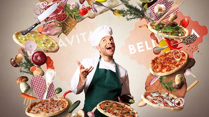 Ein italienischer Koch jongliert mit Pizzen und Zutaten