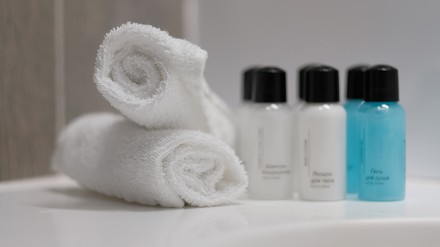 Handtücher und Shampoo