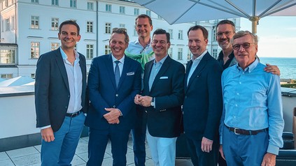 v.l.n.r.: Dominik G.Reiner (Mandarin Oriental, Munich), Thies C.Bruhn (Grand Hotel Heiligendamm), Georg Plesser (Excelsior Hotel Ernst), Ingo C. Peters (Fairmont Hotel Vier Jahreszeiten), Christian Siegling (Severin*s Resort & Spa), Cyrus Heydarian (Breidenbacher Hof) und Ehrenmitglied Karl Nüser. (Foto: © Selektion Deutscher Luxushotels)