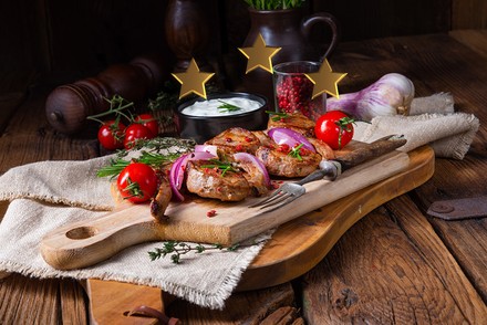 Ein bodenständiges Steak, auf einem Holzbrett serviert