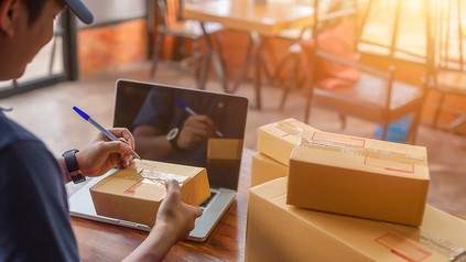 Ein Mann mit Paketen in einem Restaurant