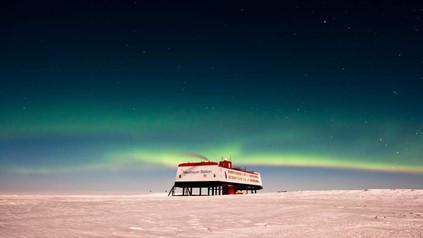 Sven Krüger aus Hamburg kocht in der Antarktis unter Extrembedingungen in der Forschungsstation Neumayer III in der Antarktis für ein zwölfköpfiges Forscherteam. (Foto: © dpa)