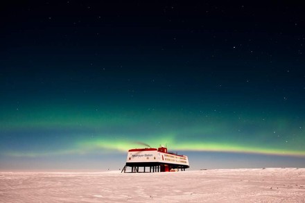 Sven Krüger aus Hamburg kocht in der Antarktis unter Extrembedingungen in der Forschungsstation Neumayer III in der Antarktis für ein zwölfköpfiges Forscherteam. (Foto: © dpa)